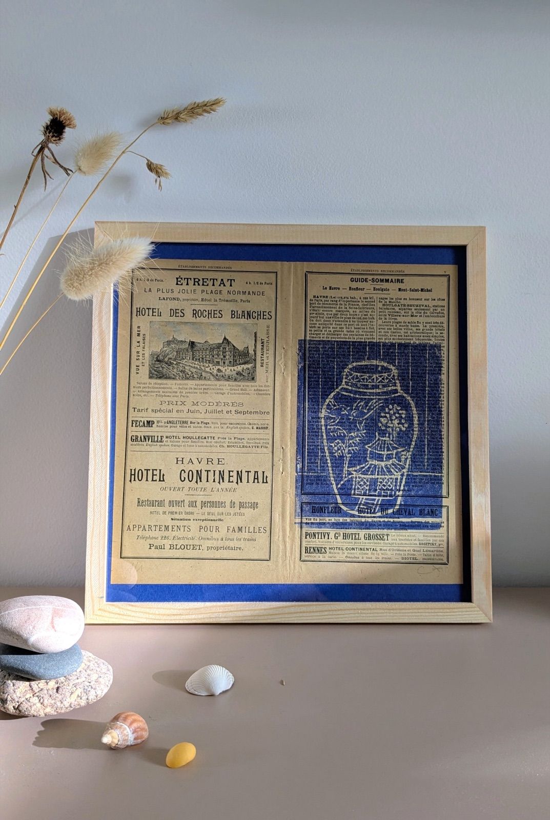 Linogravure bleue outremer d'un pot à gingembre, imprimée sur papier ancien et encadrée