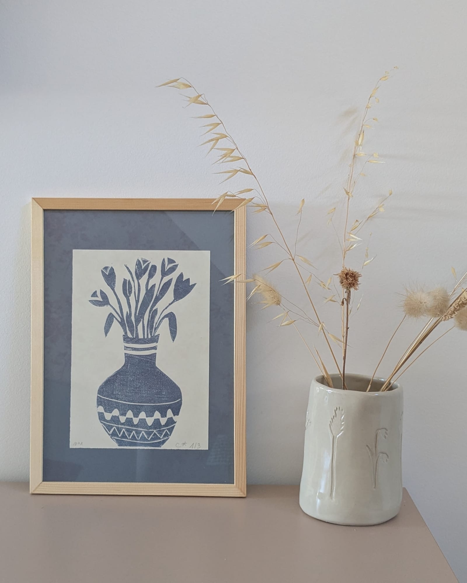 Linogravure Tulipes et vase en grés Herbier imaginaire impression fleurs et graminées