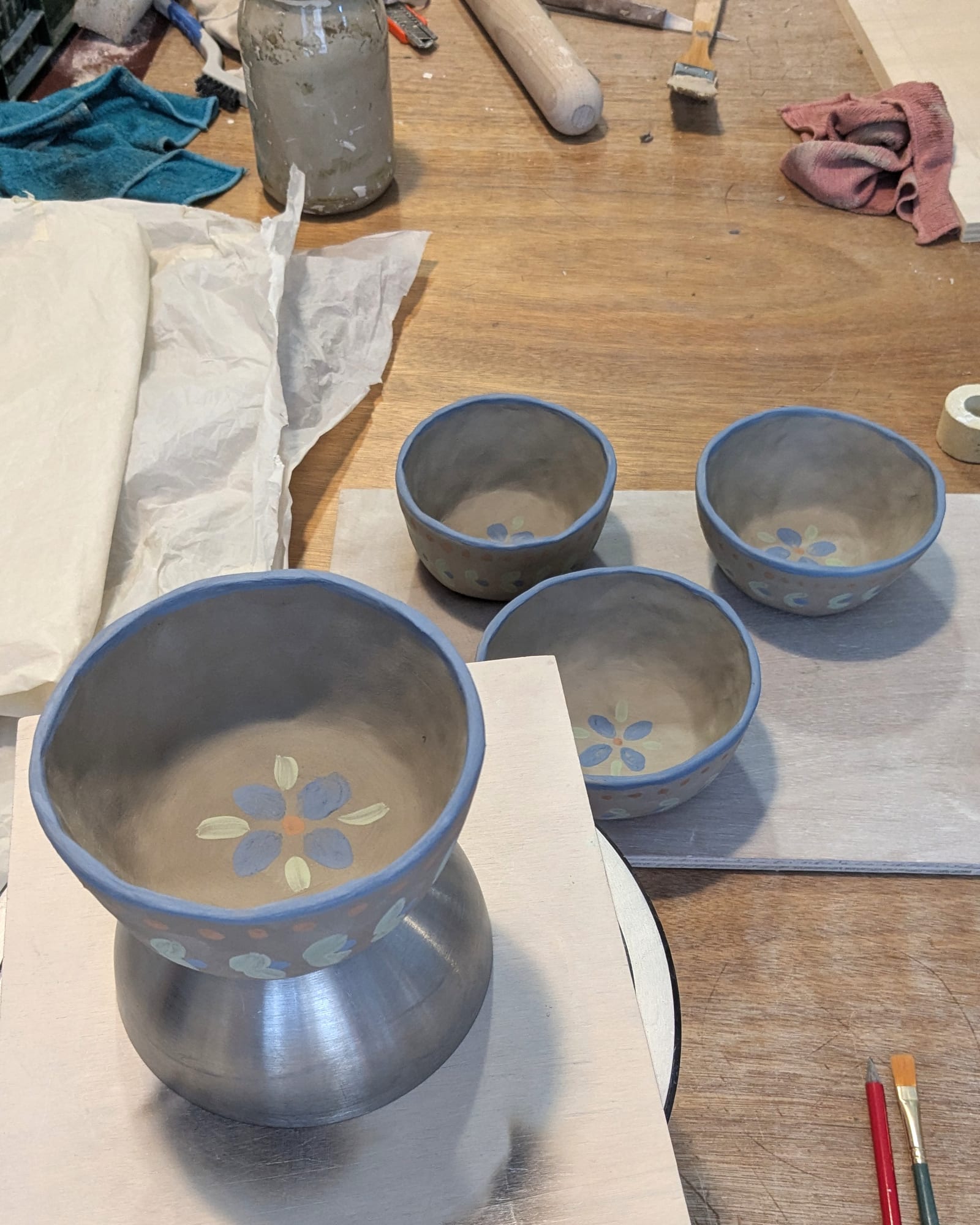 Bol pincé en cours de mise en couleur à l'atelier, terre crue peinture à la touche à l'engobe